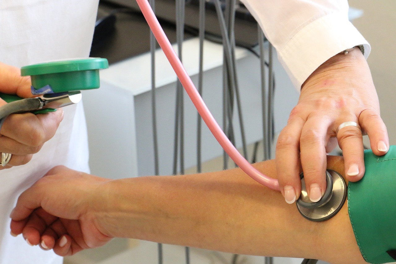 Un médico mide la presión arterial de un paciente
