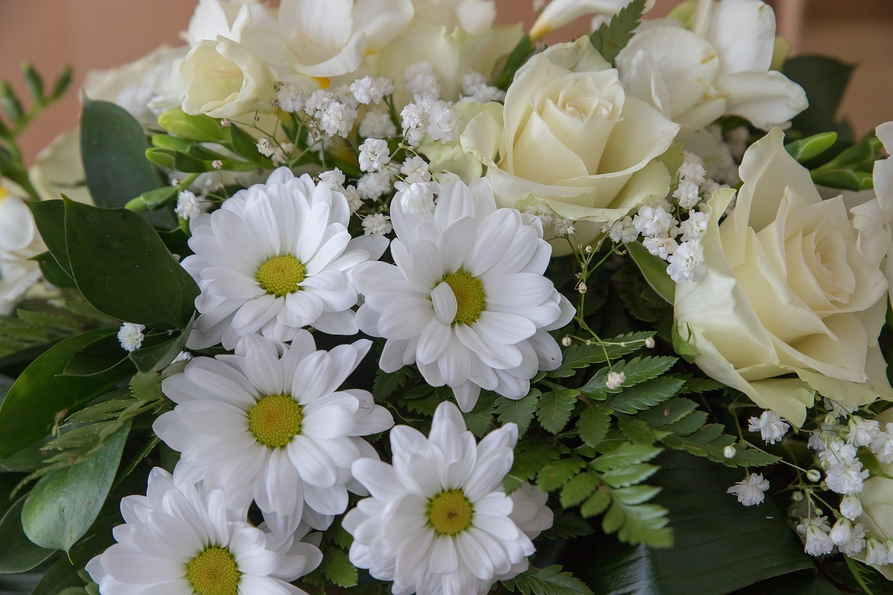 Arreglo floral en tonos blancos y verdes.